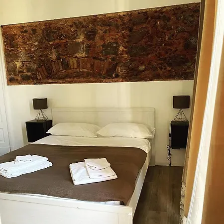 Etnea Room's *